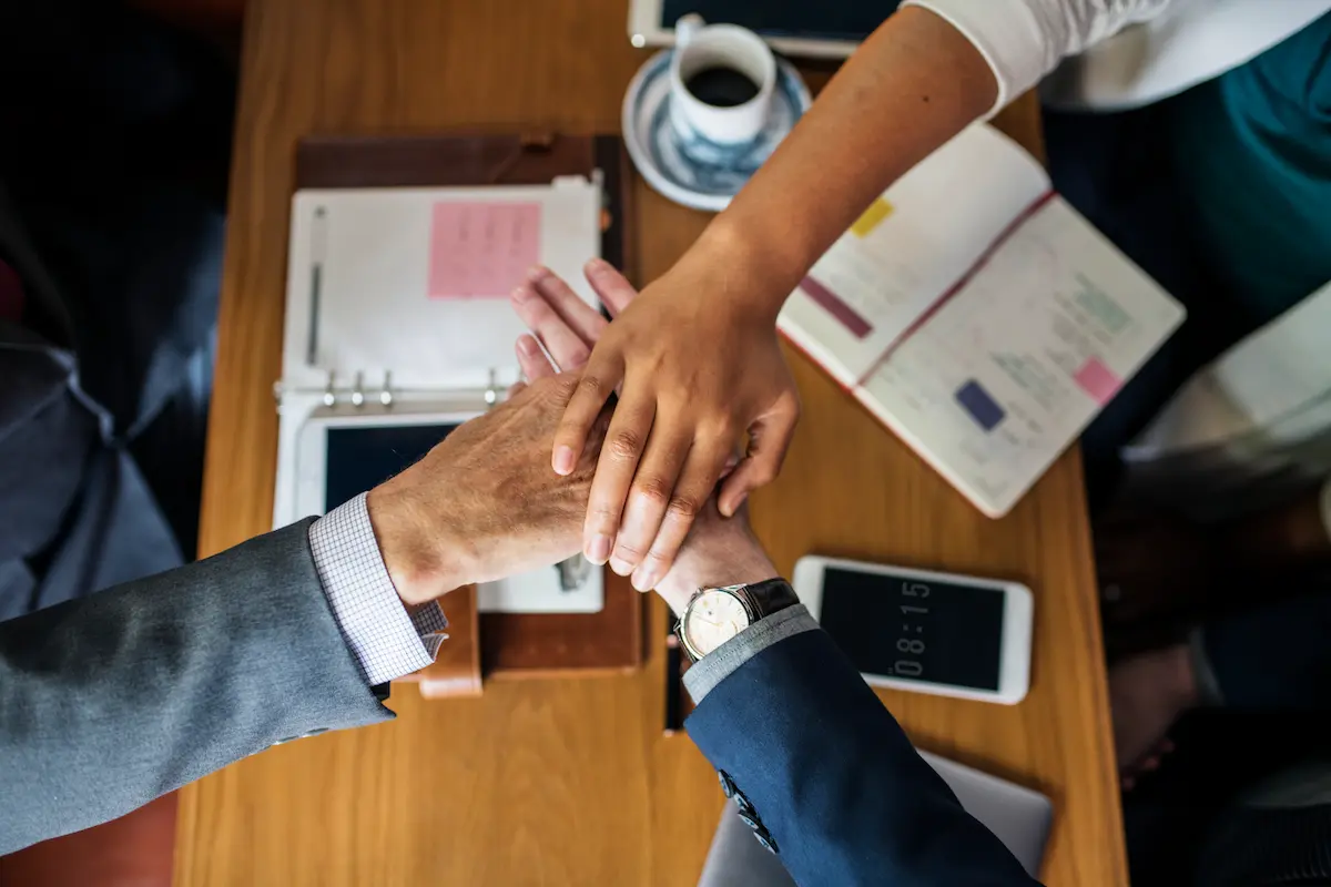 Empreendimento: um guia com conceito e princípios básicos equipe trabalhando em um empreendimento