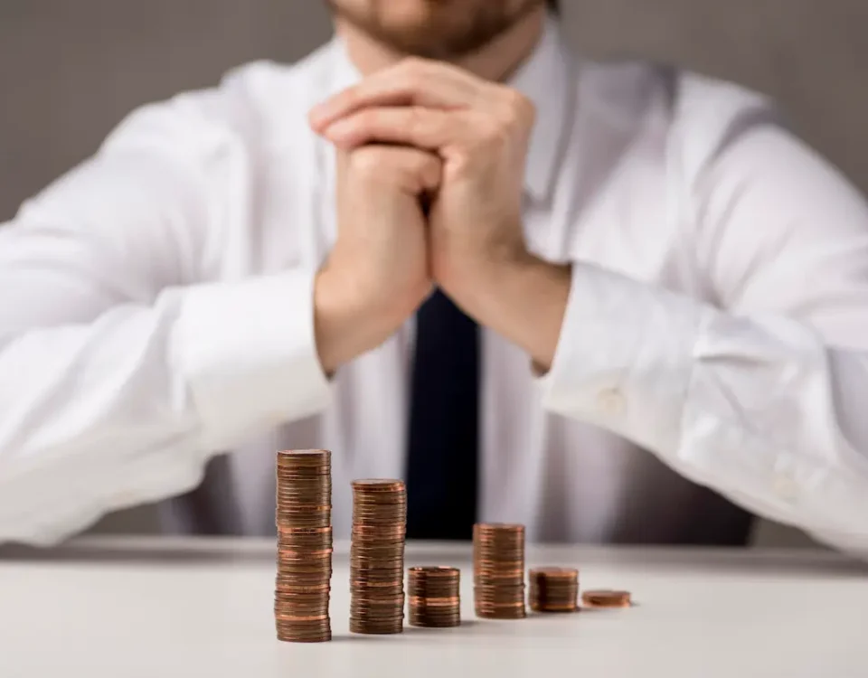Mindset Financeiro: como ter uma mentalidade abundante homem com mindset financeiro olhando para moedas