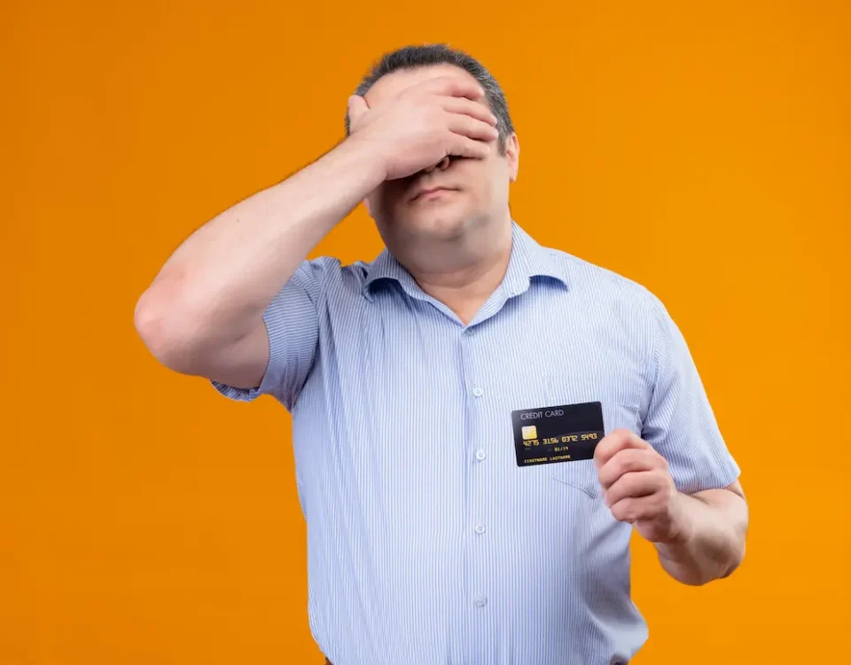 Dívidas no cartão de crédito: o que você deve saber homem preocupado com muitas dívidas no cartão de crédito