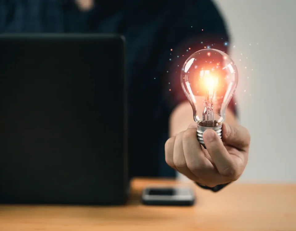 Empreendimento: um guia com conceito e princípios básicos homem segurando lampada como imagem ilustrativa de um novo empreendimento