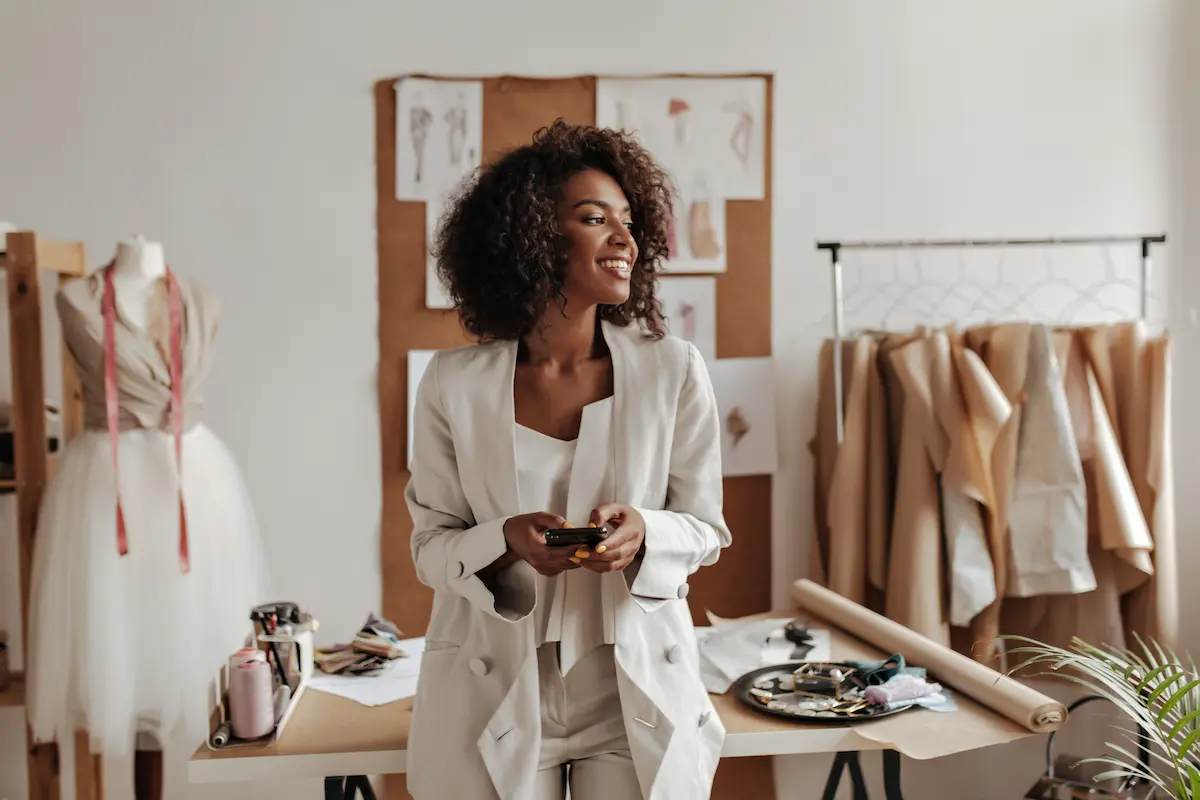 Empreendimento: um guia com conceito e princípios básicos mulher empreendedora em seu novo empreendimento
