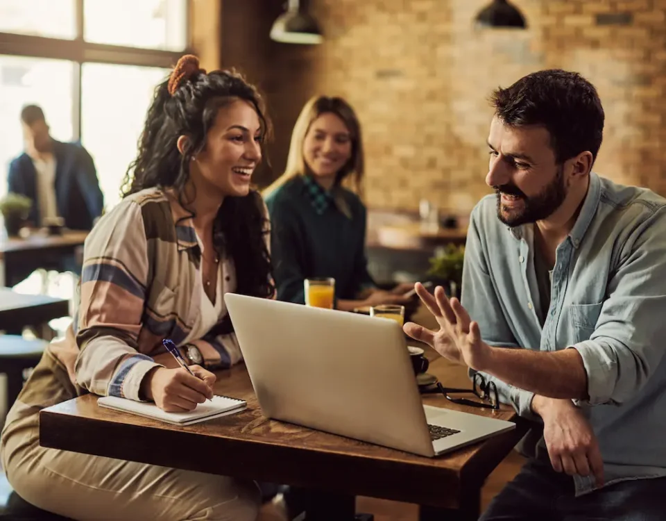 12 Estratégias de Feedback Positivo para sua Carreira amigos realizando feedback positivo