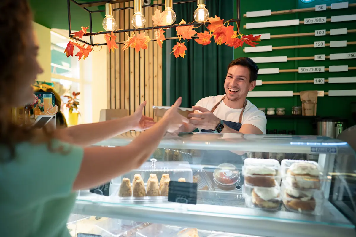 8 melhores tipos de Franquias para investir em 2024 cliente sendo atendida em tipos de franquias de alimentação