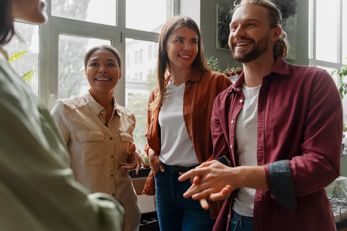 12 Estratégias de Feedback Positivo para sua Carreira grupo de amigos dando feedback positivo