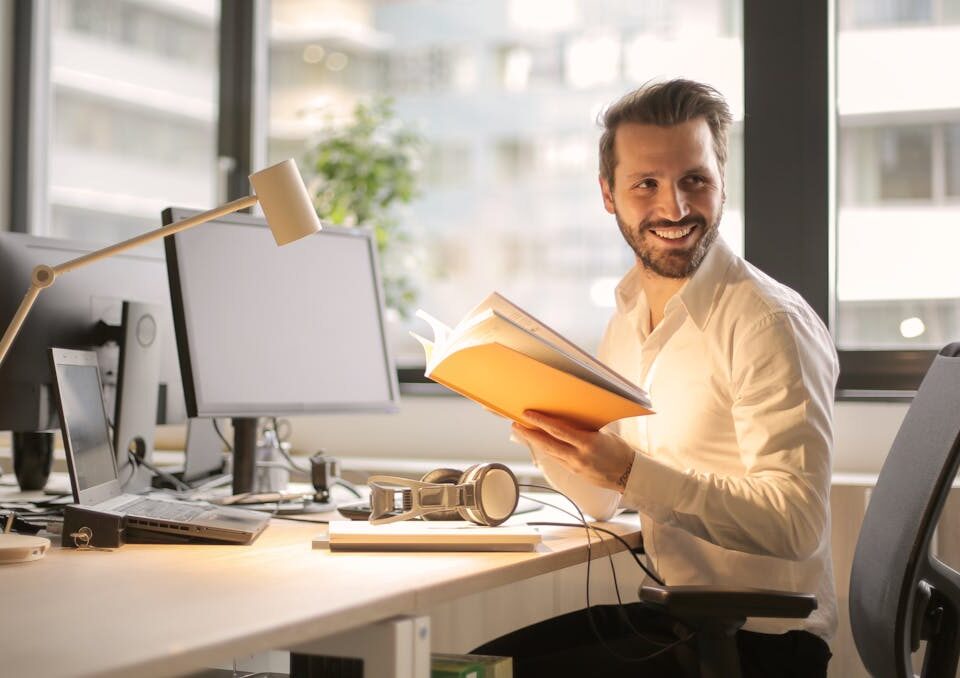 Aumentar o faturamento da empresa: o que não pode faltar empresario feliz por aumentar o faturamento da empresa