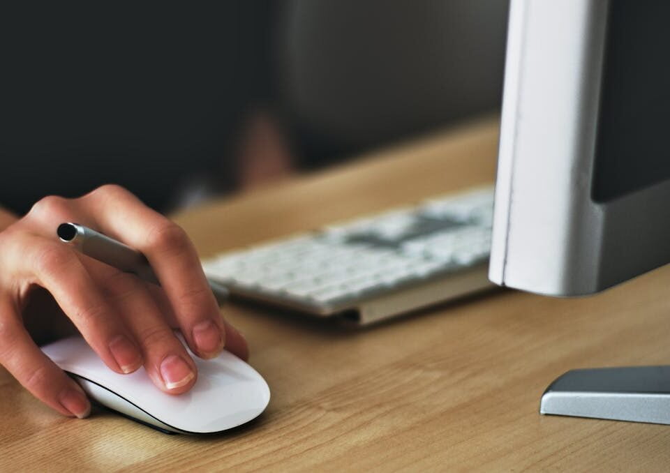 Dicas de fonte de renda extra: como aumentar seu dinheiro? homem trabalhando com renda extra