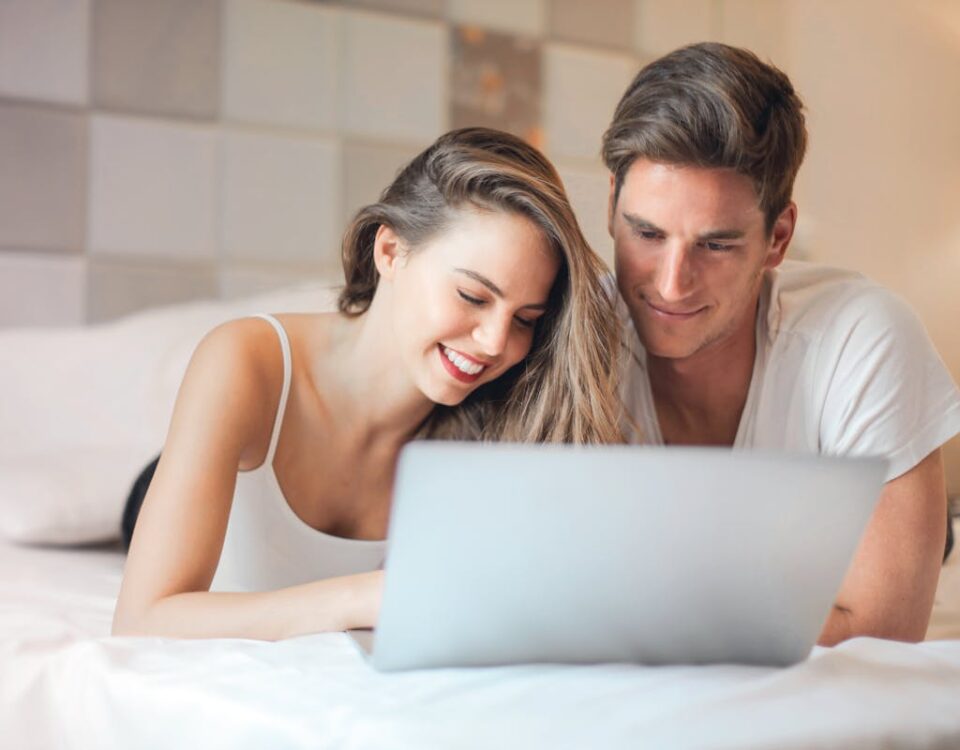 É possível economizar com IPTV? casal conseguindo economizar com iptv