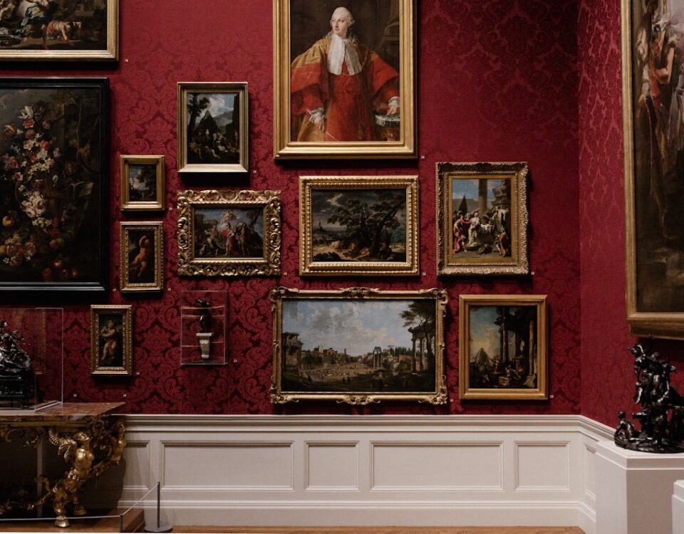 Investimento em Obras de Arte: Como Funciona? parede com obras de arte