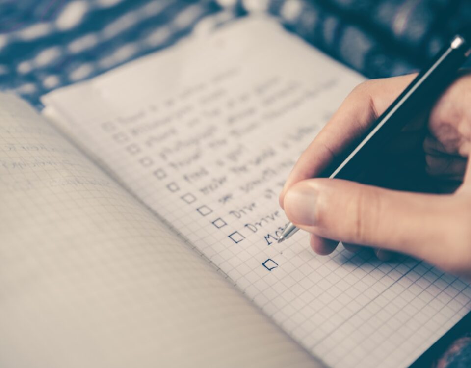 Empreender ou Concurso: Qual Caminho Escolher? pessoa escolhendo entre empreender ou concurso