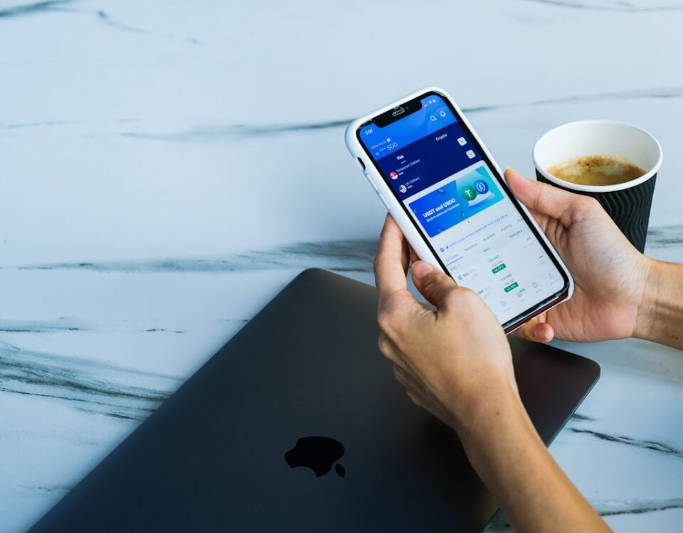 Ativos Digitais: quais são e quais investir? pessoa investindo em ativos digitais