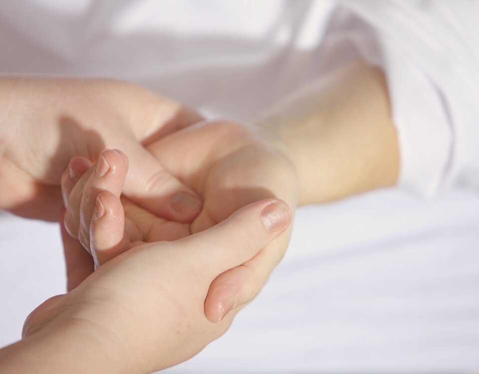 Saúde hormonal e o impacto financeiro de tratamentos prolongados hands, massage, treatment