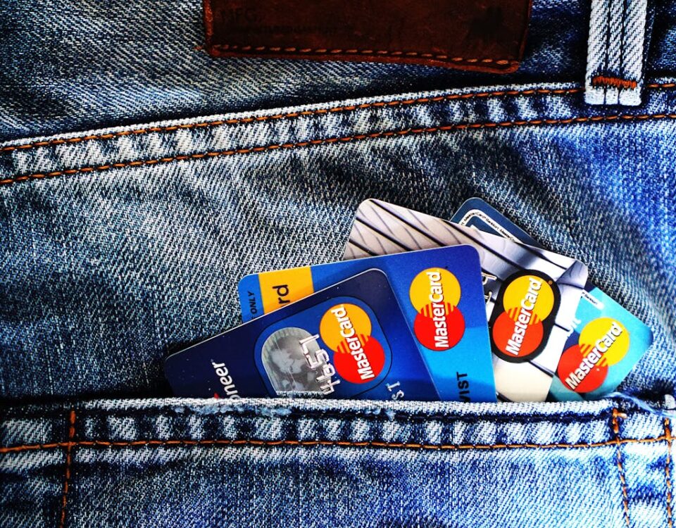 Como o score de crédito pode impactar suas finanças a longo prazo Blue Master Card on Denim Pocket