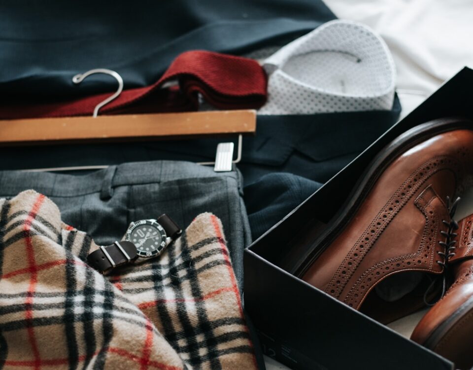 Roupas masculinas premium: vale a pena o investimento? pair of brown leather dress shoes with box