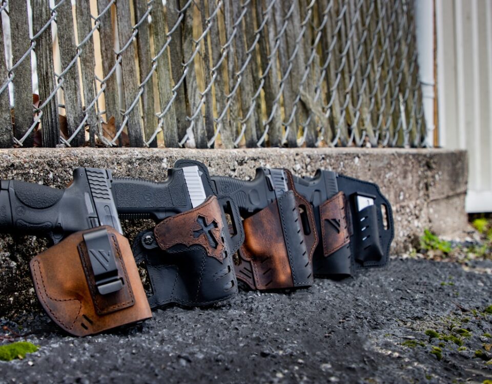Armas como investimento: vale a pena apostar nesse mercado? a row of holsters on the ground behind a chain link fence