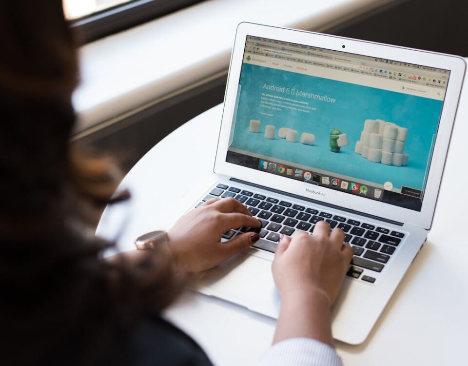 Criar um site pode economizar dinheiro? Descubra como Woman Sitting Near Table Using Macbook