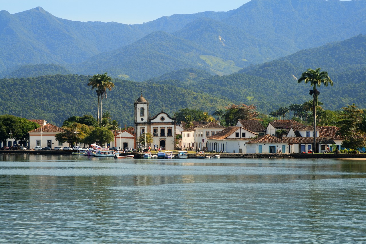 Viajar para litoral norte paulista ou sul fluminense? Como escolher o destino mais econômico brazil, paraty, city