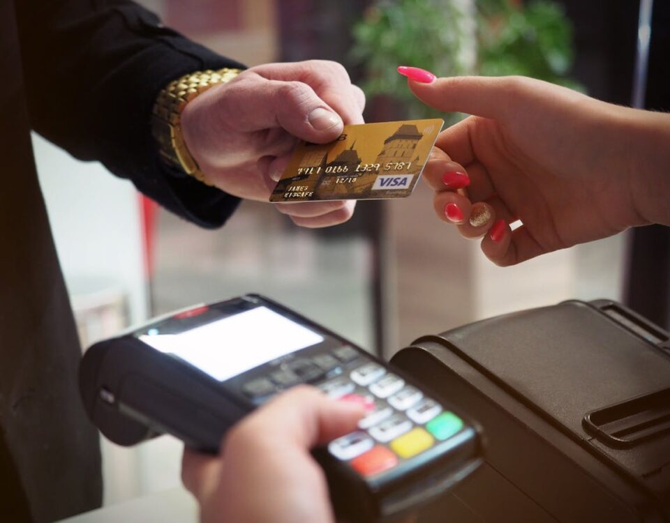 Cartão de crédito empresarial: como reduzir juros e tarifas? Black Payment Terminal