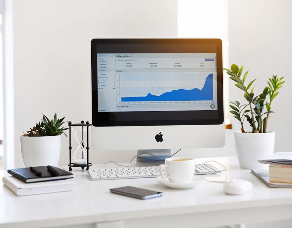 Como investir em marketing digital sem prejudicar suas finanças Silver Imac Displaying Line Graph Placed on Desk