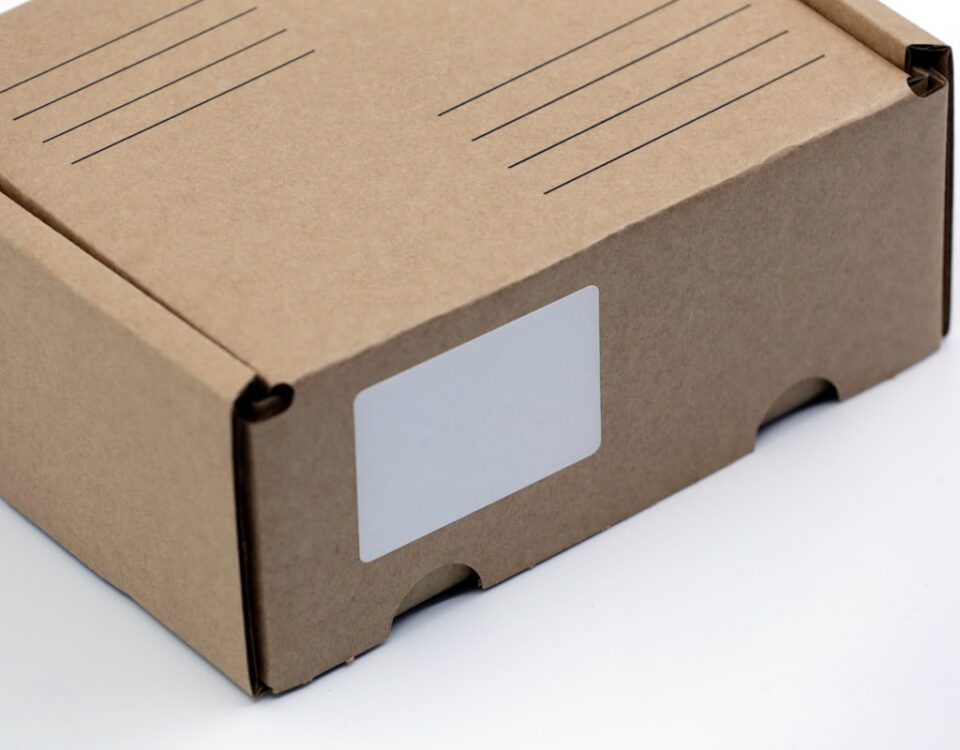Papelão é o segredo para reduzir custos no envio de produtos? brown cardboard box on white table