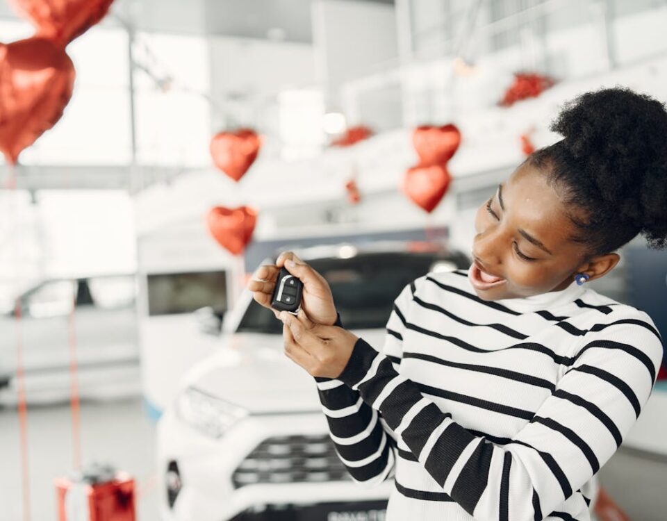 Carros usados mais baratos que novos em 2024: Vale a pena investir? Girl Holding the Car Key