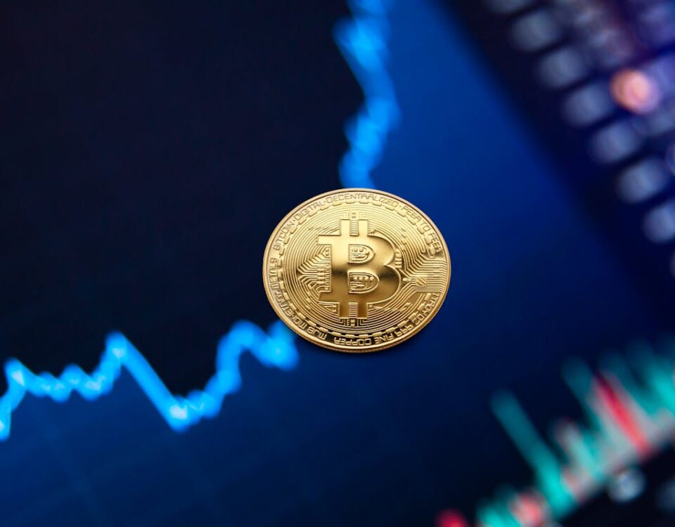 Criptomoedas: Estratégias para Maximizar Seus Investimentos Gold bitcoin coin on background of growth chart