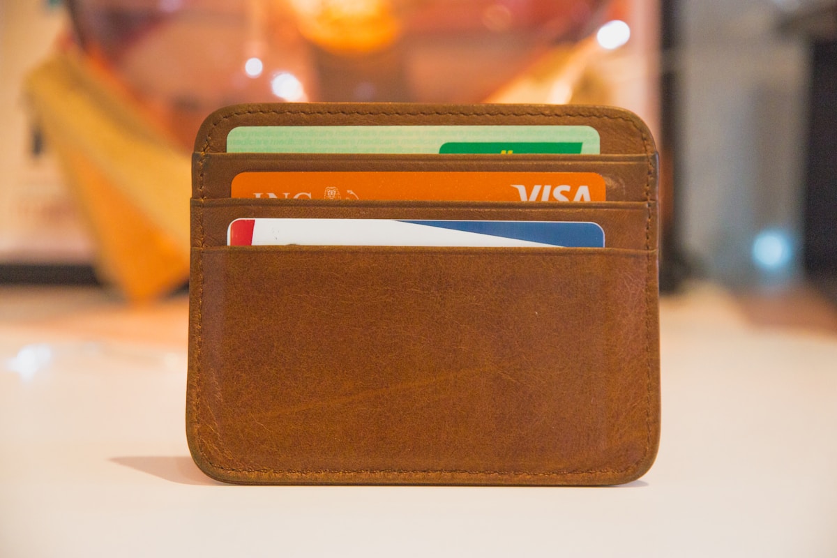 Cartão de crédito ou débito? Escolha inteligente para cada caso brown wallet
