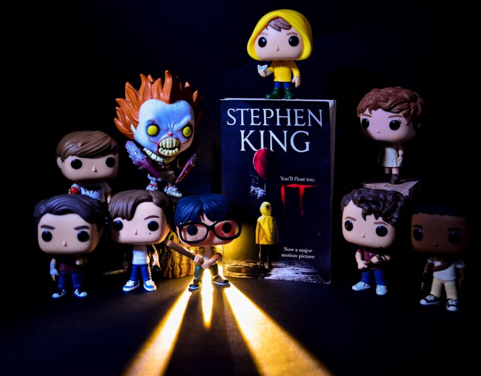 Livros que viraram filmes: o que isso representa para o mercado literário? a group of action figures standing next to a book