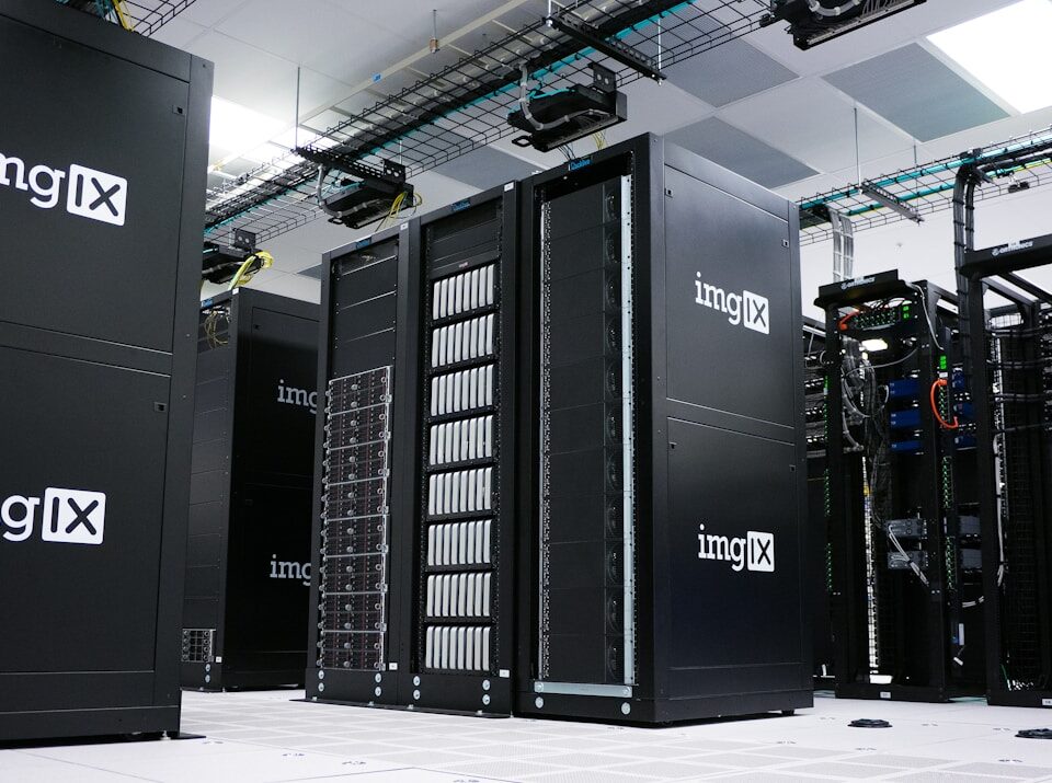 VPS vale a pena para reduzir custos com servidores dedicados? img IX mining rig inside white and gray room