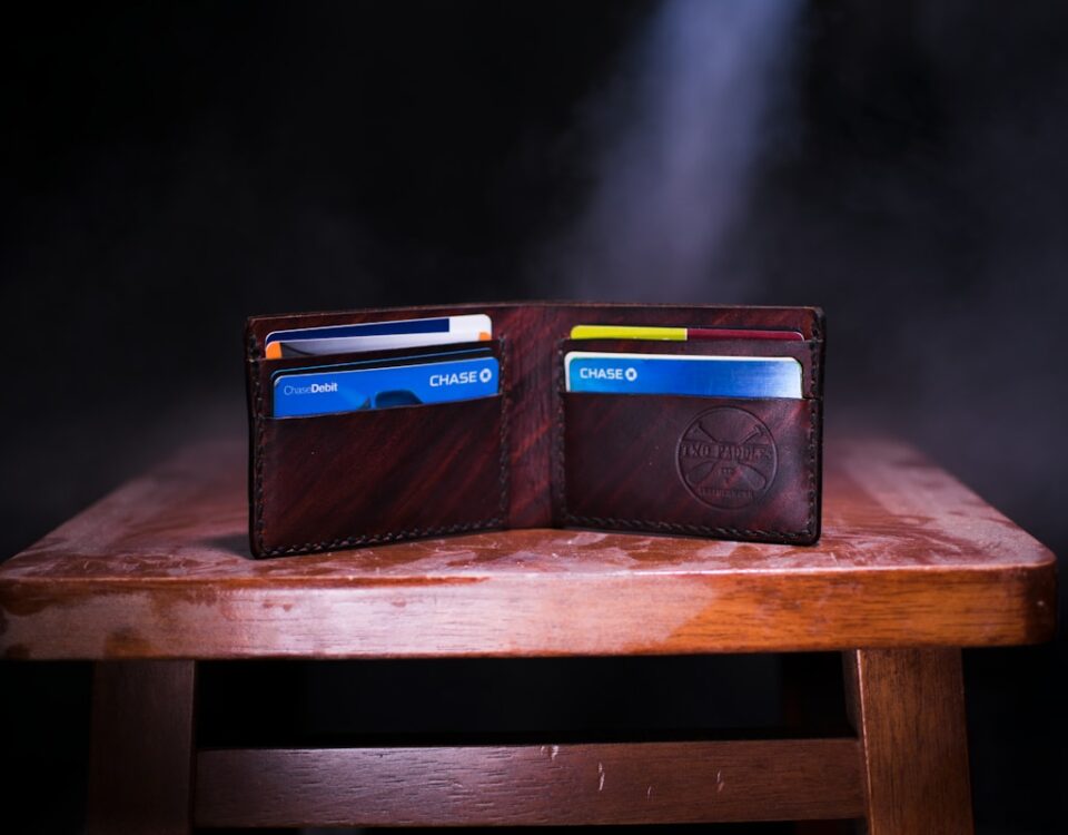 Cartão de crédito ou débito? Escolha inteligente para cada caso brown leather bifold wallet on table
