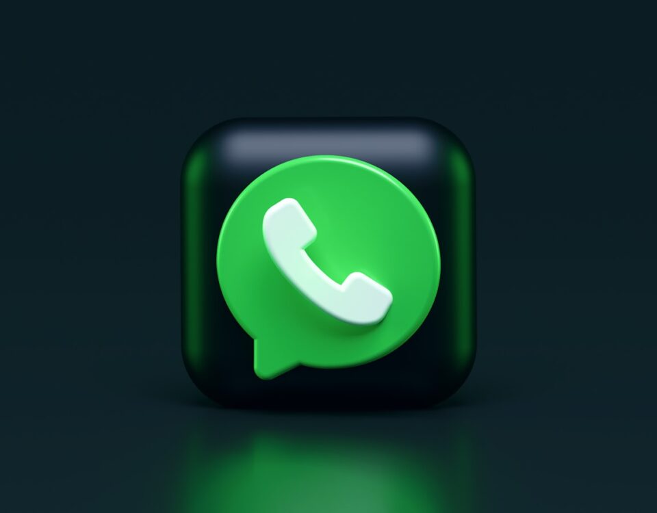 Chatbots no WhatsApp: economia e aumento de receita empresarial green and white apple logo