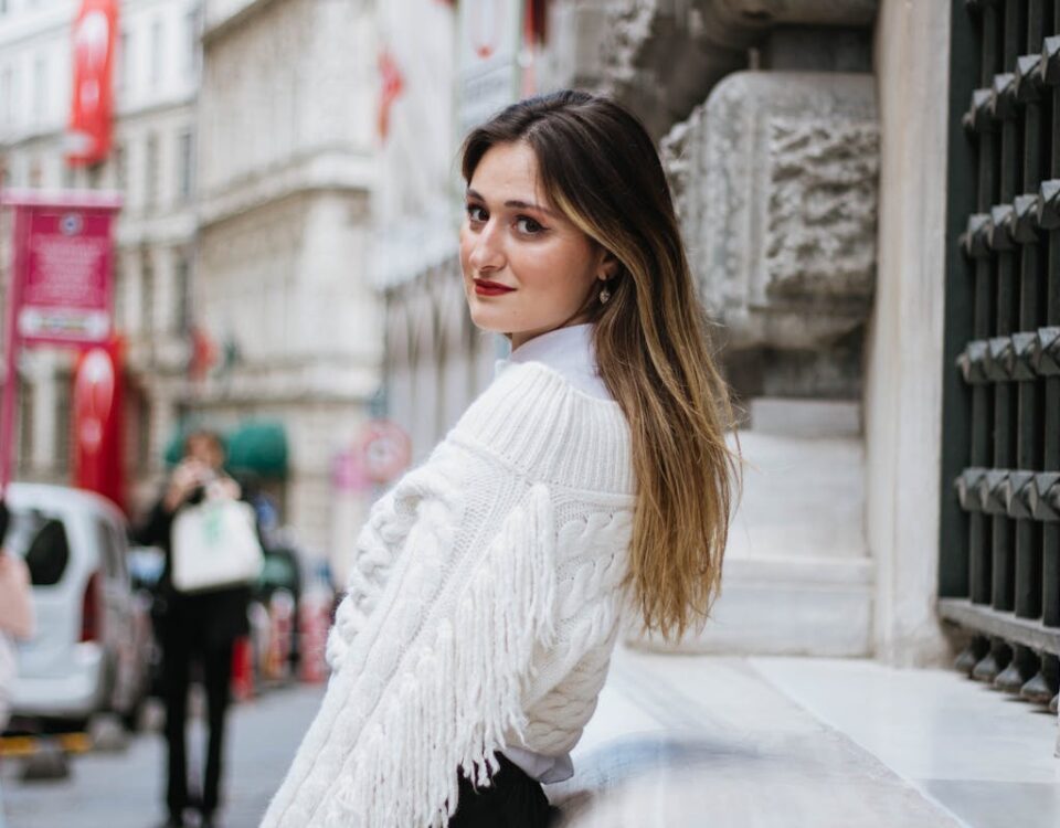 Quando a boa imagem pode impactar os lucros de uma empresa Stylish woman in İstanbul street showcasing modern urban fashion and city vibes.