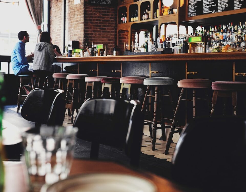 Como economizar na compra de insumos para seu restaurante two person sitting on bar stool chair in front of bar front desk