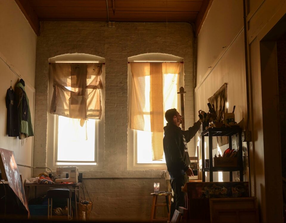 Recuperação de dependentes: como o planejamento financeiro pode ajudar man wearing black hoodie near window