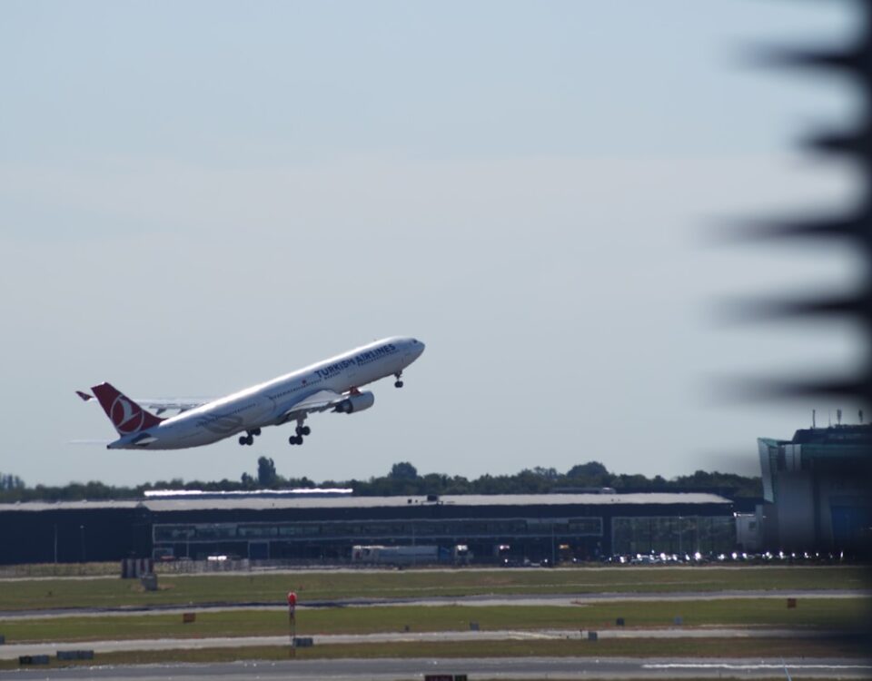 Seguro viagem vale a pena? Economize em viagens internacionais passenger plane about to take-off