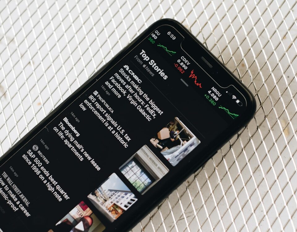 Economia em queda: como se proteger em tempos de incerteza? black samsung android smartphone on white textile