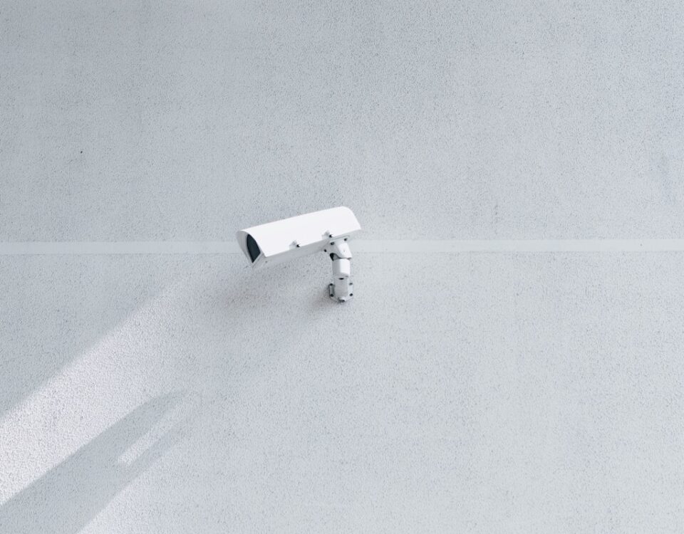 Vale a pena investir em segurança patrimonial no condomínio? white box security camera on wall
