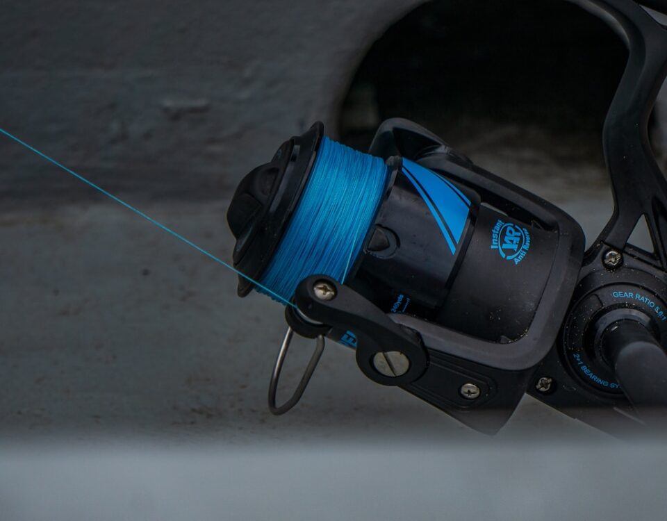 Como economizar em equipamentos de pesca sem perder qualidade black and blue fishing reel
