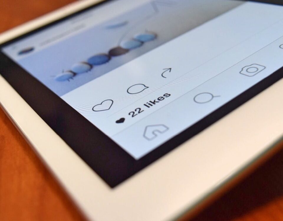 Monetizar seguidores: O lado financeiro do Instagram Photo of a tablet displaying a social media app interface with 22 likes, highlighting digital interaction.