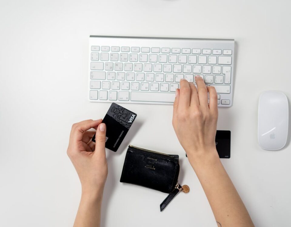 Melhor banco para MEI 2024: Economia e praticidade E-commerce setup featuring a keyboard, card, and wallet, ideal for online shopping concepts.