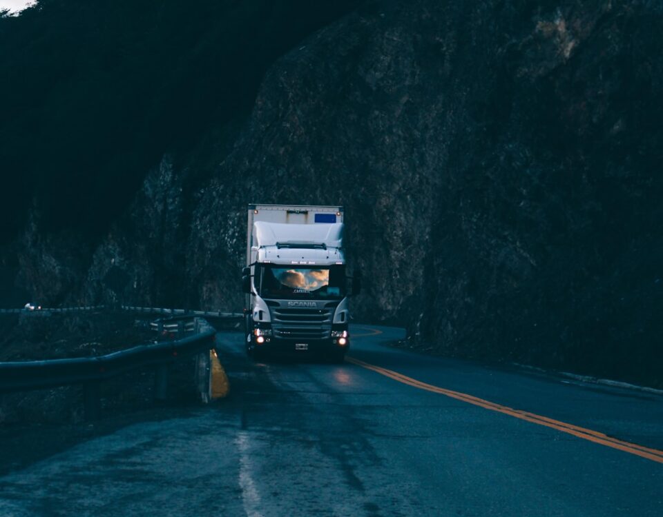 Transporte refrigerado: impacto nos custos logísticos trailer truck passing on road near rail guard