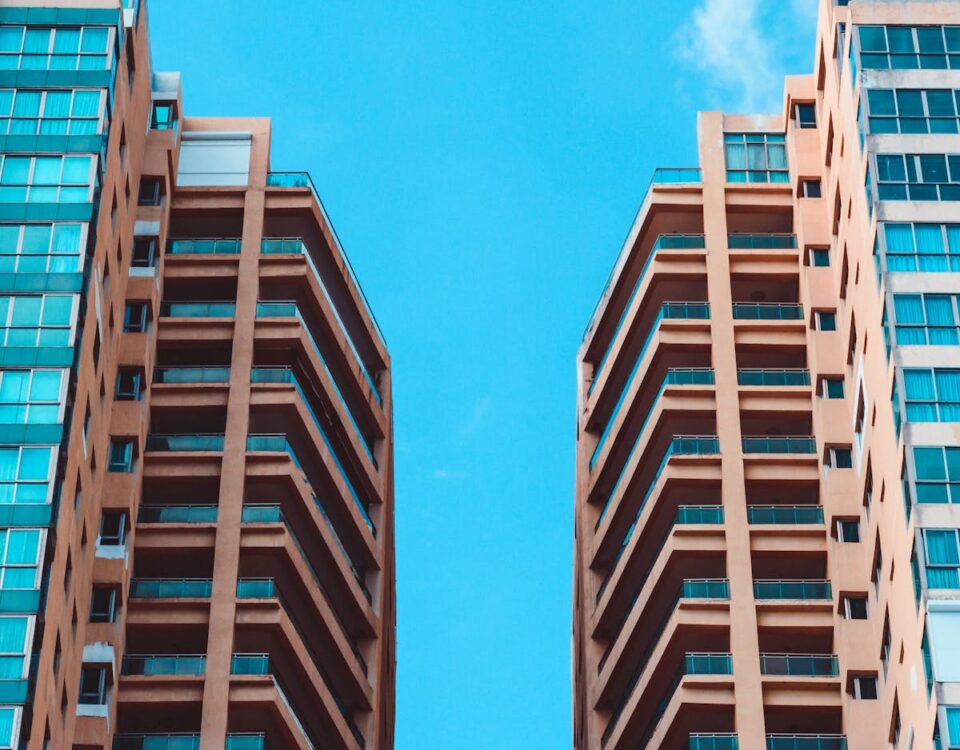 Como calcular o retorno financeiro de uma propriedade Contemporary high-rise buildings contrasted against a vivid blue sky, showcasing modern urban architecture.