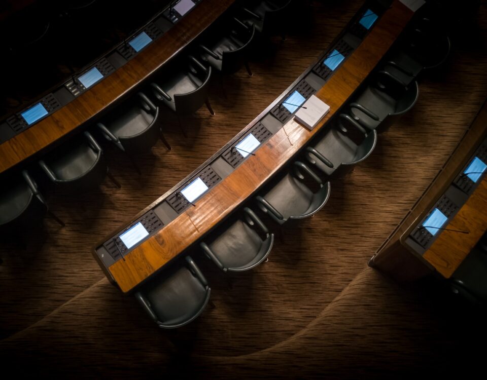 O impacto das políticas fiscais no bolso do cidadão low light photography of armchairs in front of desk
