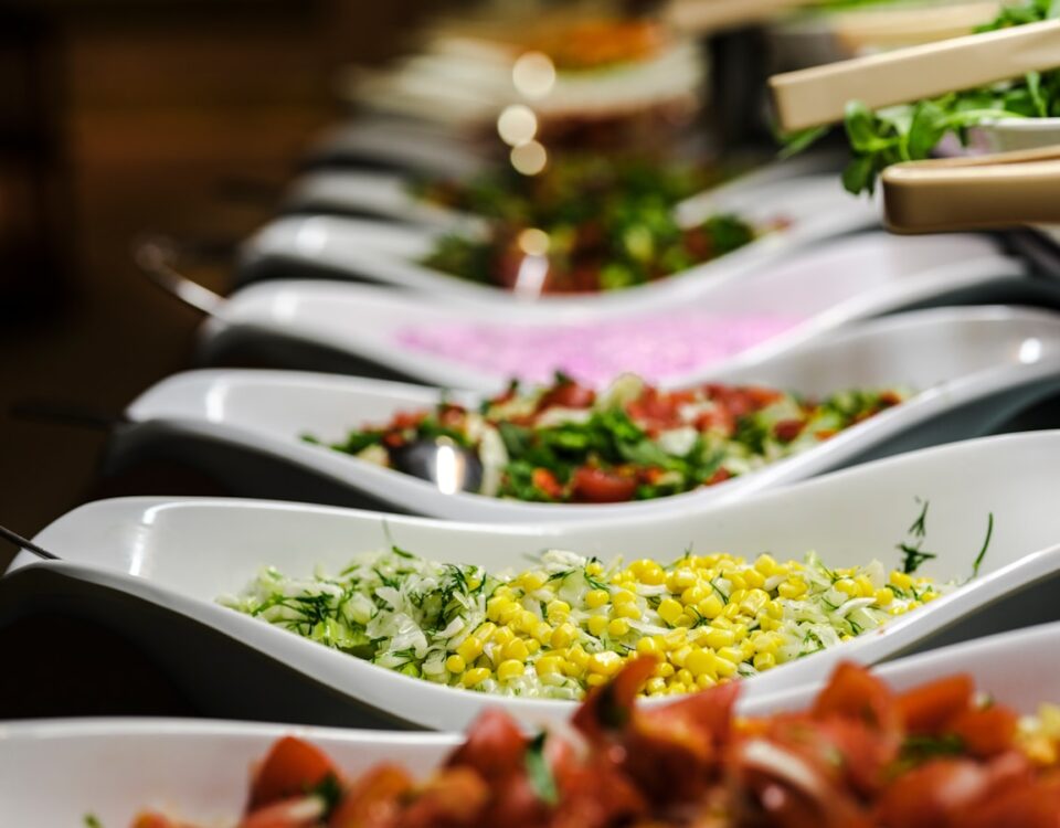 Quanto custa contratar um buffet e como economizar? a table full of plates of food