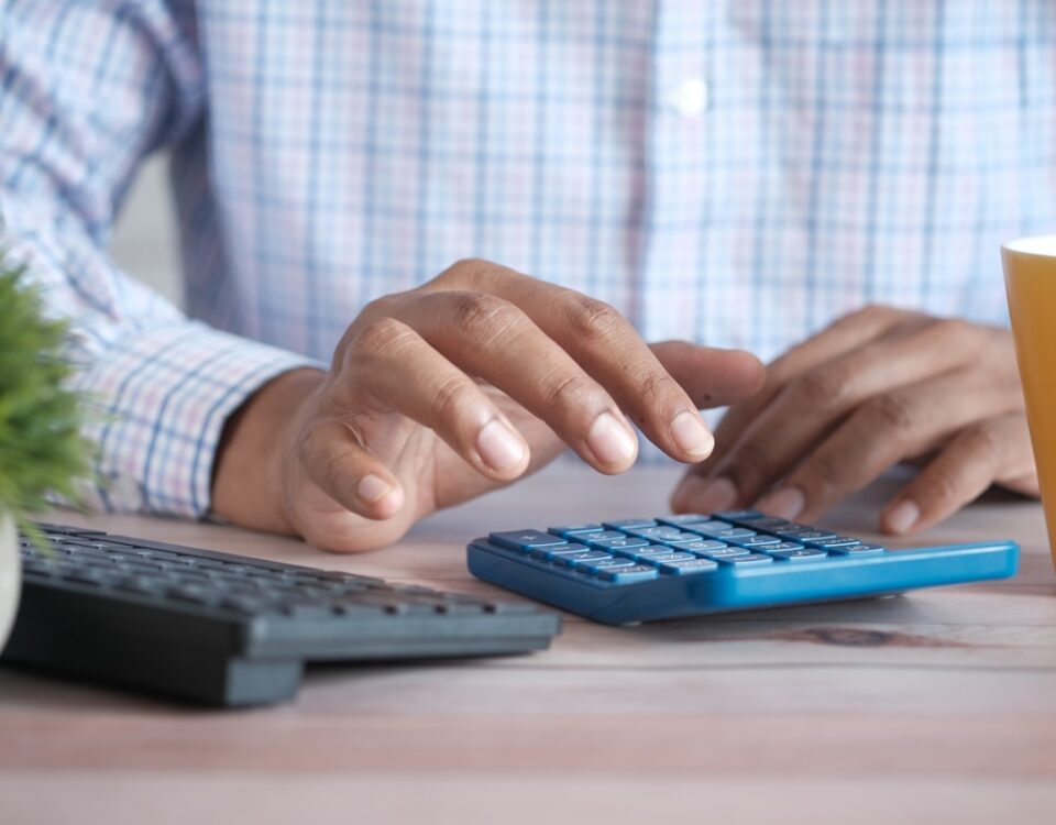 5 práticas essenciais para um controle financeiro eficiente person using black computer keyboard