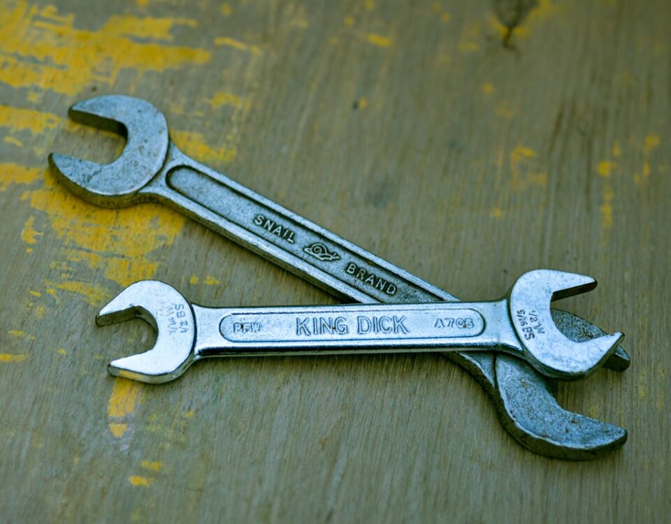 Como economizar ao resolver problemas hidráulicos A wrench sitting on top of a wooden table