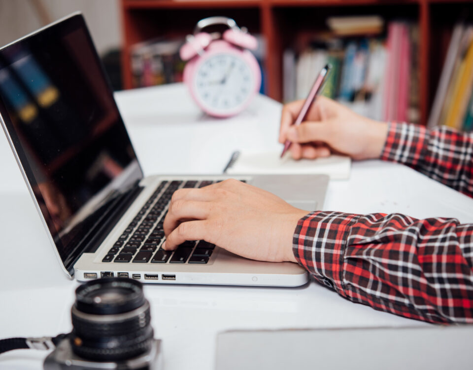 Estudar online pode ser mais barato? Veja o impacto financeiro Estudar online pode ser mais barato? Veja o impacto financeiro