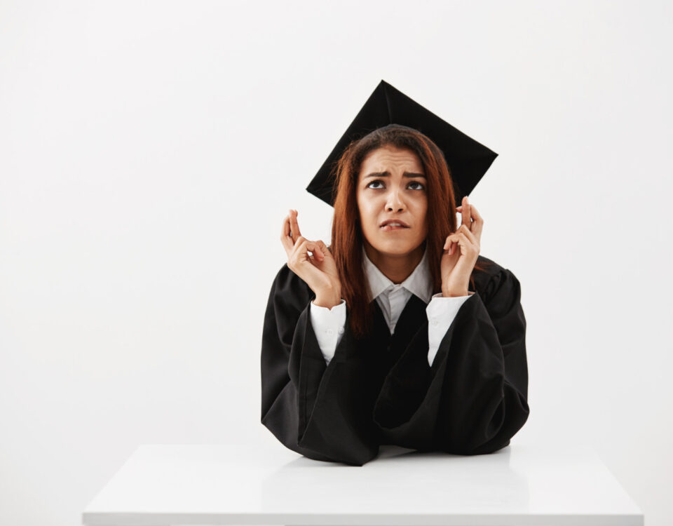 Diplomado e desempregado: causas e soluções Diplomado e desempregado: causas e soluções