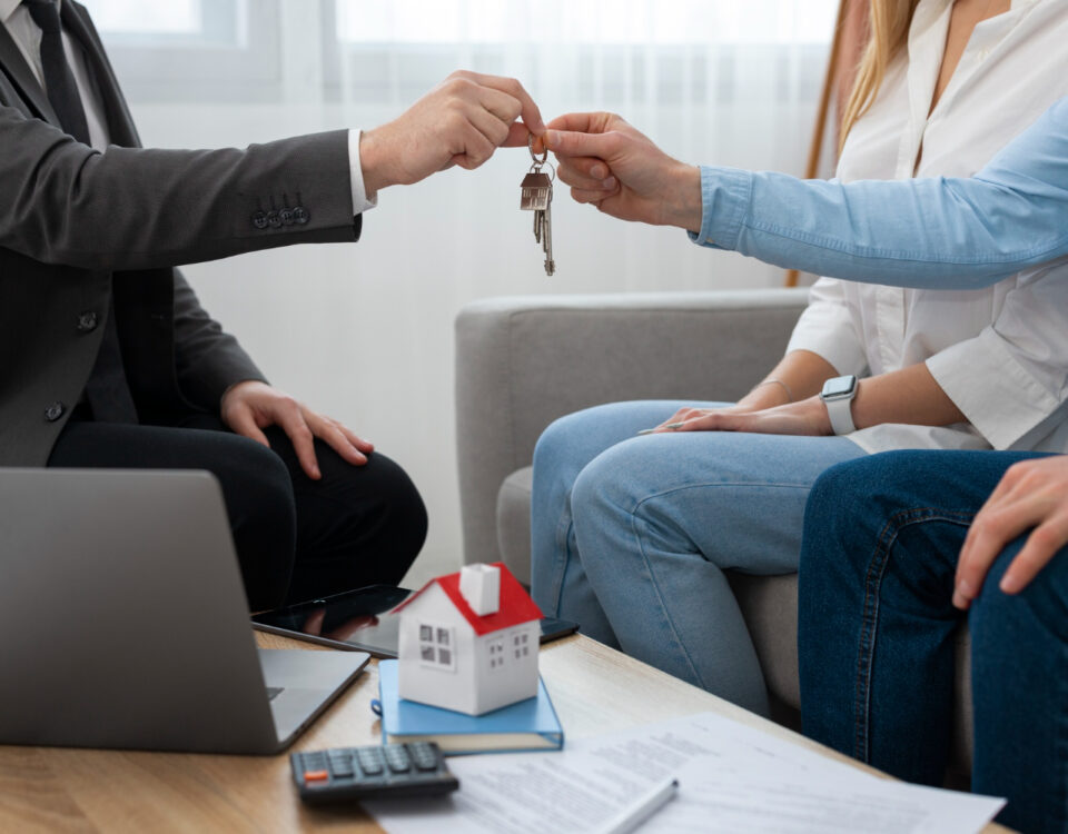 Comprar imóvel ou investir? O que rende mais em 10 anos Comprar imóvel ou investir? O que rende mais em 10 anos