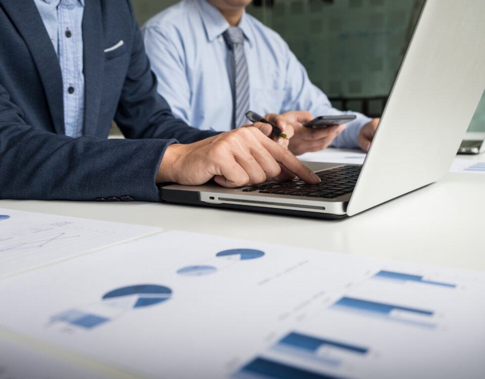 Consultar dados de empresas antes de investir reduz riscos