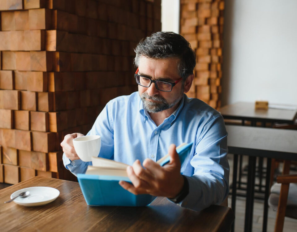 Como a literatura inspira decisões financeiras e de investimento